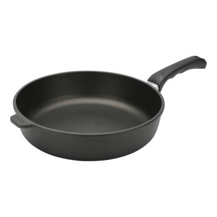 Mély serpenyő TITANIUM NOWO 24 cm, indukciós főzőlappal, titán bevonattal, WOLL