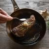 129029 steak s maslem a tymianem na ocelove panvi